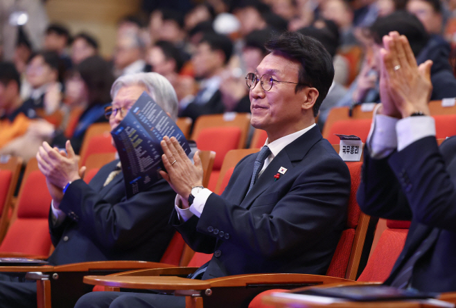 손뼉 치는 김민석 국무총리<YONHAP NO-5422>