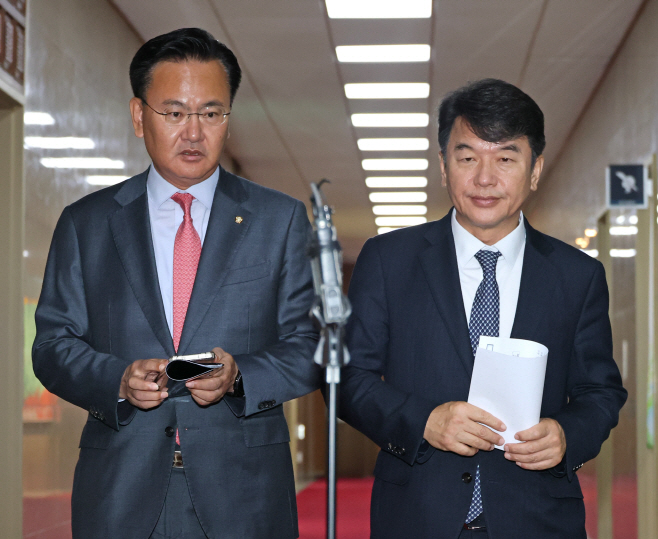 여야 원대 회동 마친 문진석-유상범 부대표<YONHAP NO-3008>