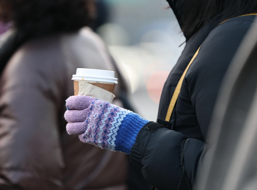 따뜻한 커피와 장갑이 필요한 날씨<YONHAP NO-2323>