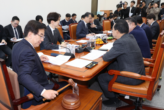 기획재정위 예결소위<YONHAP NO-2368>