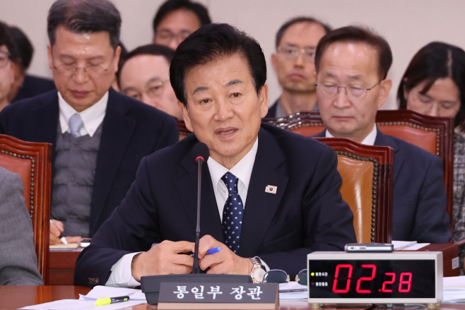 답변하는 정동영 통일장관<YONHAP NO-2475>