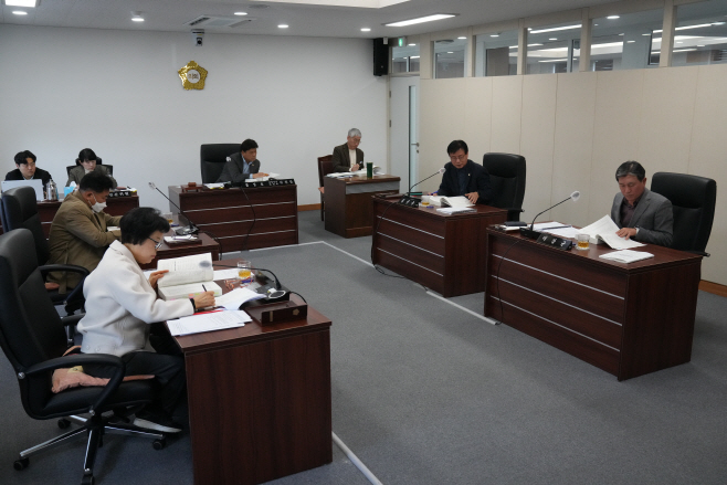 [보도자료_사진]제249회 영천시의회 제2차 정례회 산업건설위원회 행정사무감사 실시