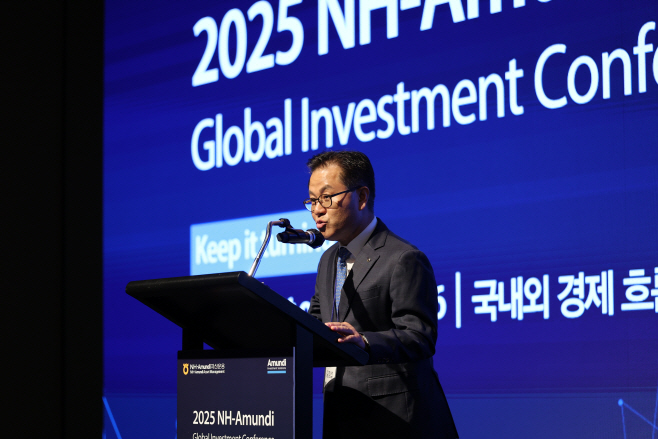 27일 서울 그랜드 하얏트 호텔에서 열린 '2025 NH-Amundi 글로벌 투자 컨퍼런스'에서 길정섭 대표이사가 개회사를 하고 있다.