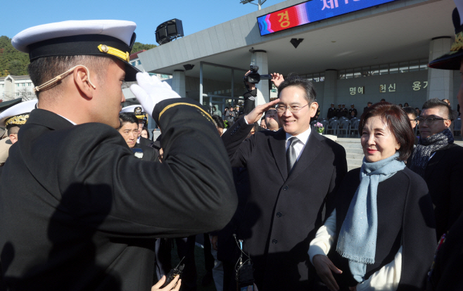 아들 경례 받는 이재용 회장·홍라희 명예 관장<YONHAP NO-3171>