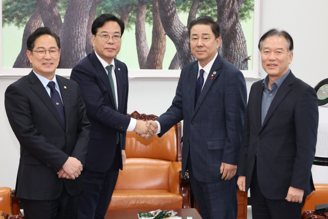 양당 원내대표, 법인세율·교육세 막판 협상<YONHAP NO-2930>