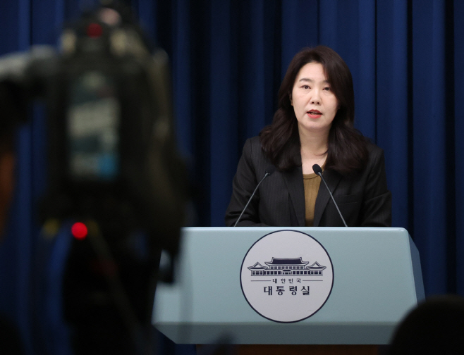 브리핑하는 강유정 대변인<YONHAP NO-3088>