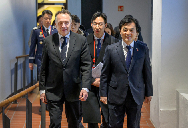 한-노르웨이 국방장관회담 개최 사진2(회담장으로 양 장관 이동 중)