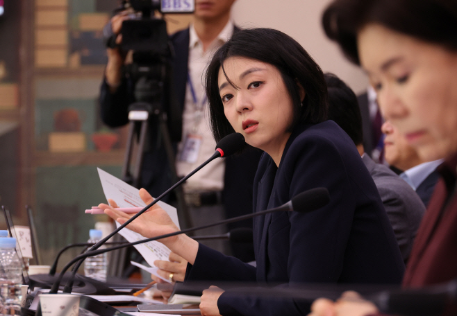 질의하는 배현진 의원<YONHAP NO-3987>