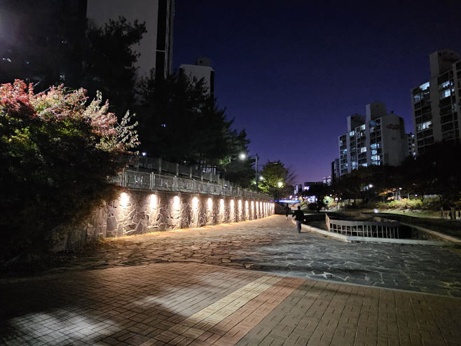 건축과(신부제3교와 방죽교 사이 벽부조명)