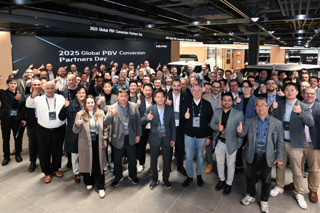 (사진 1) '2025 글로벌 PBV 컨버전 파트너스 데이'에서 기아 PBV비즈니스사업부 김상대 부사장(첫줄 왼쪽에서 3번째)과 글로벌 특장업체 관계자들이 기념 촬영하는 모습