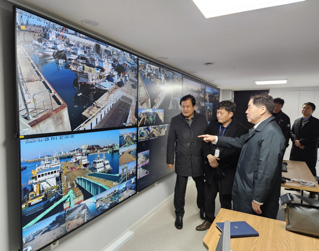 (사진2) 인천항만공사 이경규 사장이 종합상황실을 점검하고 있다