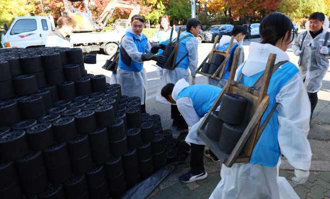 인하대 사랑의 연탄 나눔<YONHAP NO-5245>