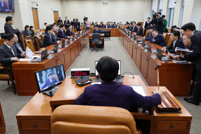 의사봉 두드리는 임이자 위원장<YONHAP NO-5514>