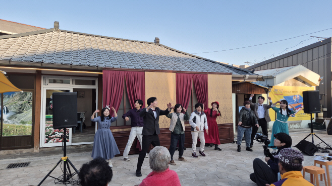 공연을즐기는주민