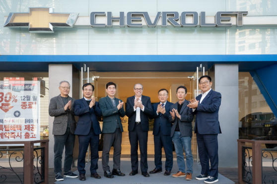 [사진 1] 기념 사진을 촬영하고 있는 구스타보 콜로시 영업·서비스·마케팅 부문 부사장과 한국지엠대리점협의회 및 한국지엠 협력 서비스 네트워크 협의회 대표들 (1)