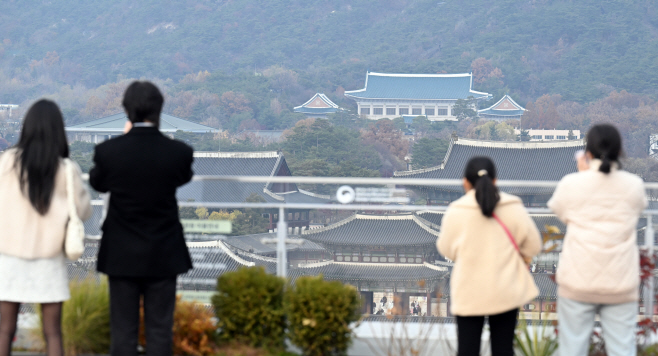 [포토]이재명 대통령 청와대 복귀 임박, 멀리서 청와대 바라보는 시민들
