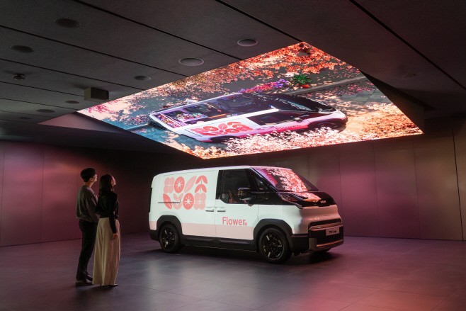 (사진 1) 기아 ‘오토랜드 화성’ 고객체험 공간 1층 PBV 스테이지 전경