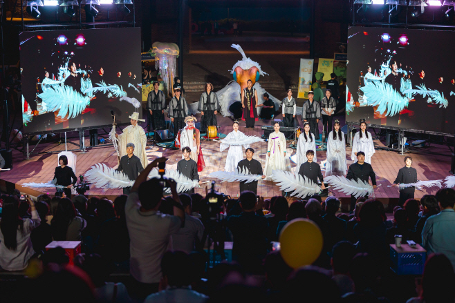 1-2. [참고사진] 2025년 5월 유니마, 아트마켓 개막식 주제공연