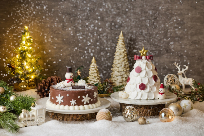 01. (좌) ‘포레 드 네주’ 케이크, (우) ‘화이트 노엘 트리’ 케이크