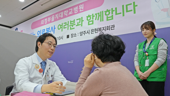 [사진자료1]‘겨울 문턱 작은진료소’…의정부을지대병원, 양주서 연말 의료봉사 나서_건강상담