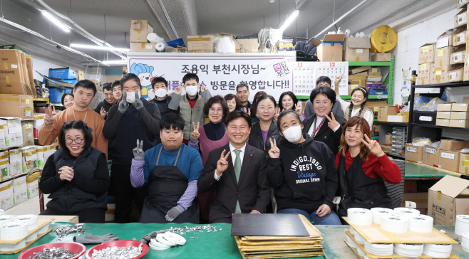 2-2. 조용익 부천시장이 ㈜애플하우스 직원들과 기념촬영을 하고 있다