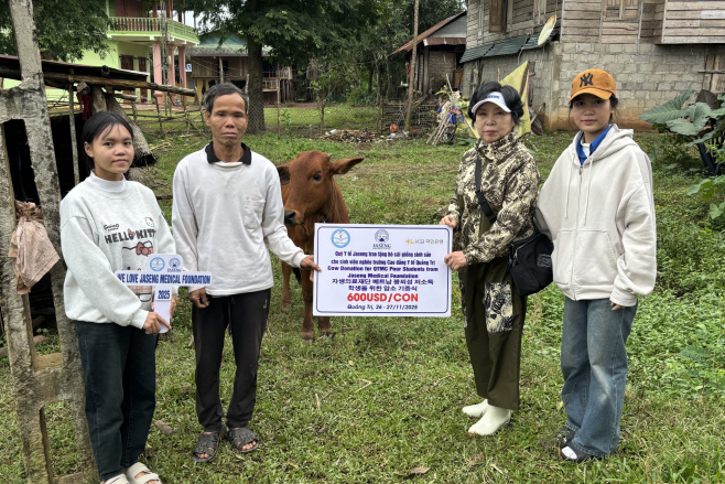 [사진설명] 자생의료재단이 베트남 꽝찌성에 암소를 기증하고 있다