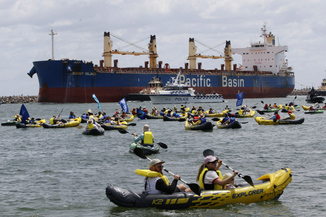 AUSTRALIA RISING TIDE BLOCKADE <YONHAP NO-3924> (EPA)