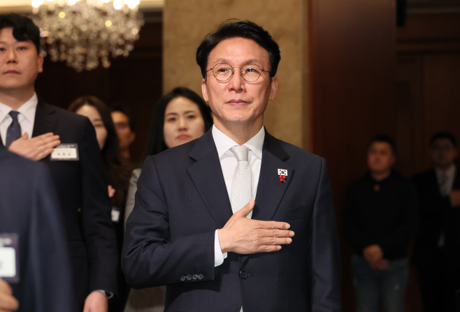 국기에 경례하는 김민석 국무총리<YONHAP NO-2767>