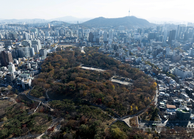 세운4구역 재개발 두고 논란 이어지는 종묘<YONHAP NO-2776>