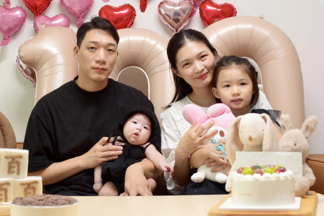 1. 정호진 한화갤러리아 과장(왼쪽) 가족 사진