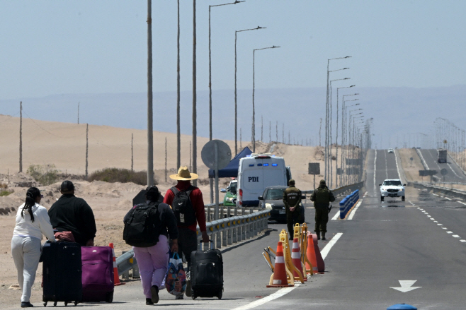 TOPSHOT-CHILE-PERU-MIGRATION <YONHAP NO-3246> (AFP)