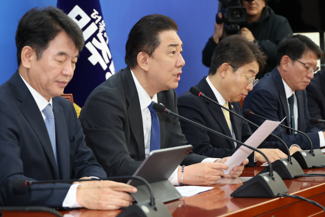 발언하는 김병기 원내대표<YONHAP NO-3393>
