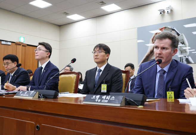 답변하는 브랫 매티스 쿠팡 CISO<YONHAP NO-3860>