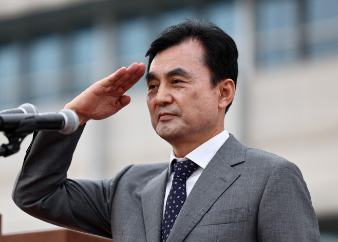 경례하는 안규백 국방부 장관<YONHAP NO-4033>