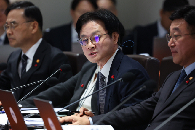 발언하는 산업부 장관<YONHAP NO-3816>