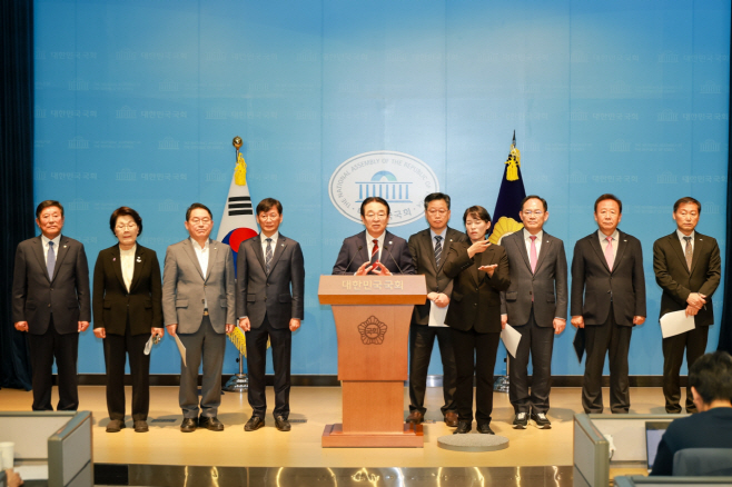 옥천군, ‘농어촌 기본소득 추가지정 촉구’ 공동성명문 발표를 위해 국회를 방문한 황규철 옥천군수/옥천군