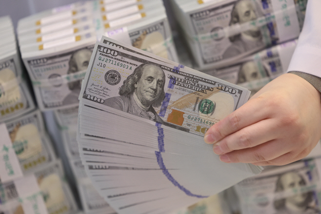 달러 약세에 '저가 매수' 나선 투자자들