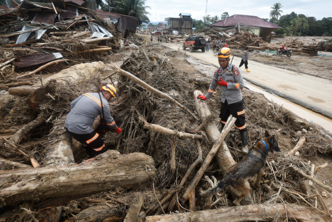 Indonesia Extreme Weather Asia Flooding <YONHAP NO-5249> (AP)