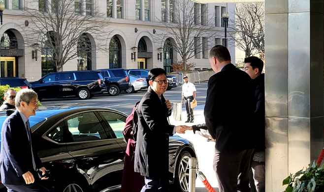 미 국무부 청사 입장하는 박윤주 외교1차관<YONHAP NO-2753>