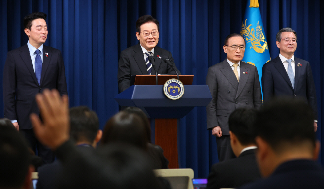 취재진 질문 받는 이재명 대통령