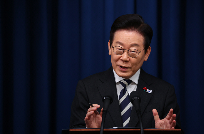 질문에 답하는 이재명 대통령