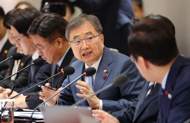 국무회의 참석한 외교부 장관<YONHAP NO-3676>