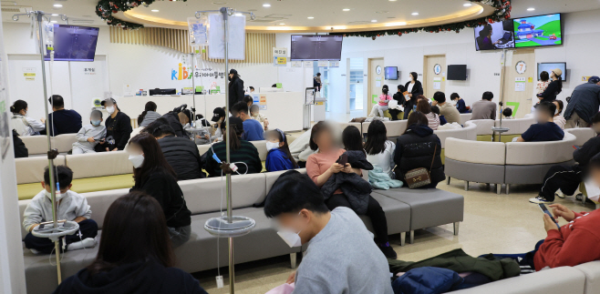 독감, 일요일에도 붐비는 어린이병원