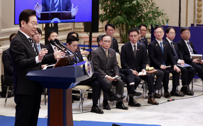 외신 기자회견, 질문에 답하는 이재명 대통령