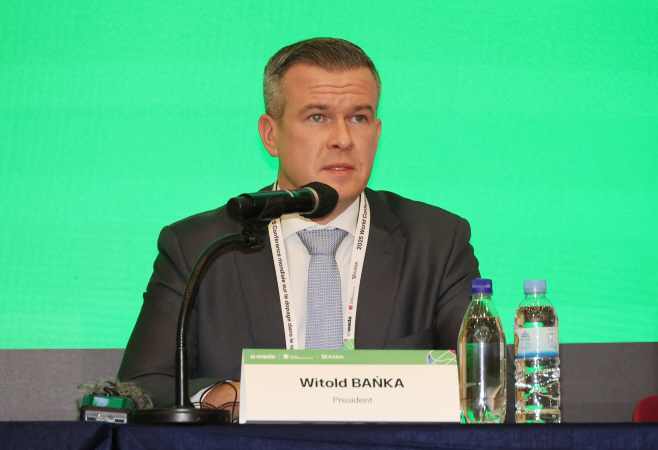 답변하는 위톨드 반카 WADA회장