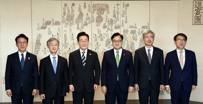 이재명 대통령, 5부 요인과 기념촬영<YONHAP NO-3506>