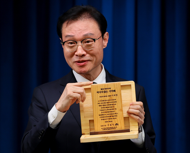 계엄의 파편으로 만든 기억패<YONHAP NO-4699>