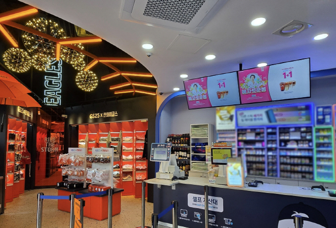 [사진자료2]  GS25 매장 내 카운터에 디지털 사이니지가 설치돼 있다.