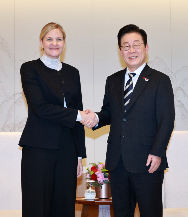 이재명 대통령과 커스티 코번트리 IOC 위원장<YONHAP NO-4715>