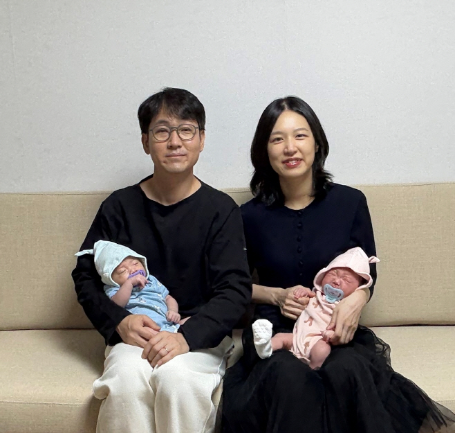 사진3. 최지언 한화호텔앤드리조트 과장(왼쪽) 가족 사진